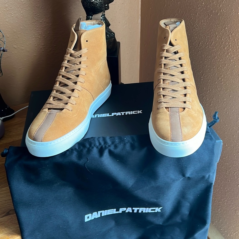 NWB - 42 - Daniel Patrick  High-Top Sneakers light brown with box and dusty bag